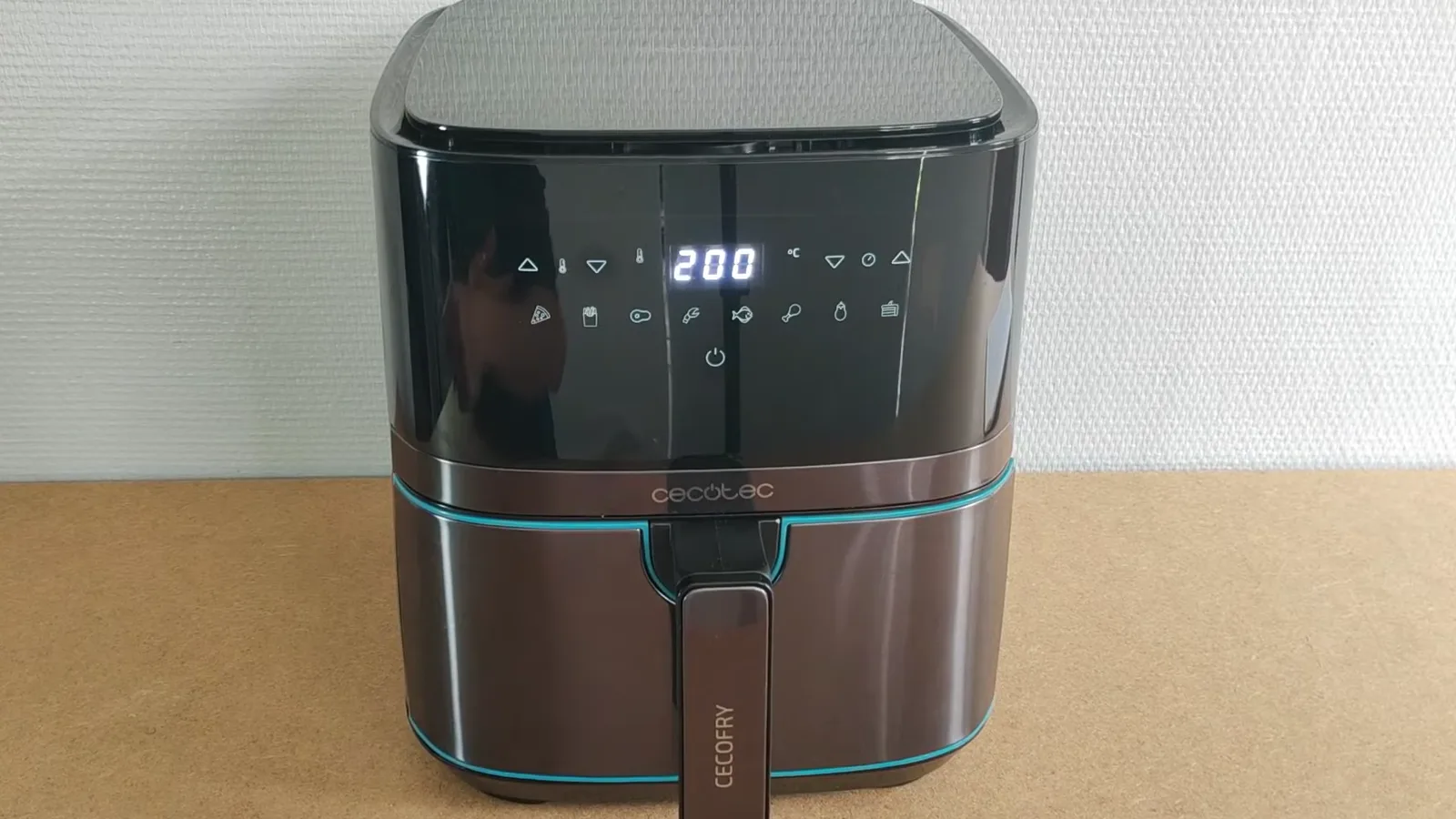 Friteuse sans huile Cecotec Cecofry Full InoxBlack 5500 Pro allumée, écran tactile réglé sur 200 °C