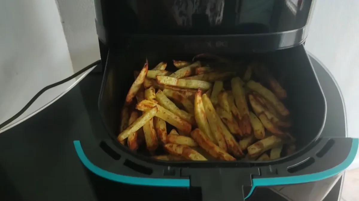 Frites maison dorées à la sortie de la cuve du Cecotec Cecofry 5500 Pro