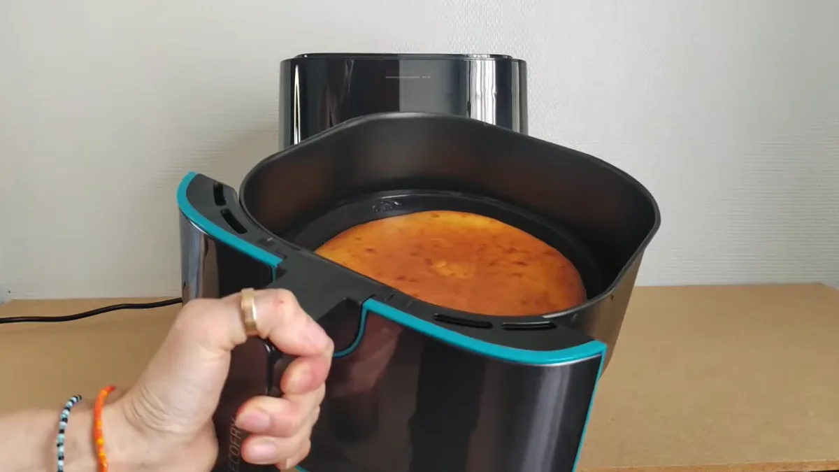 Gâteau au yaourt bien doré dans le moule fourni, à la sortie du Cecotec Cecofry 5500 Pro