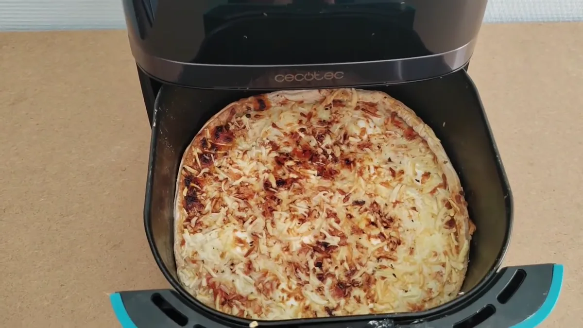 Pizza au fromage gratinée cuite avec le programme pizza du Cecotec Cecofry 5500 Pro