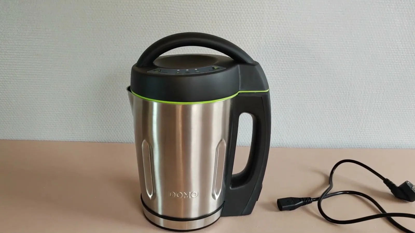 Blender chauffant Domo DO498BL en inox et noir, posé sur le plan de travail avec son câble