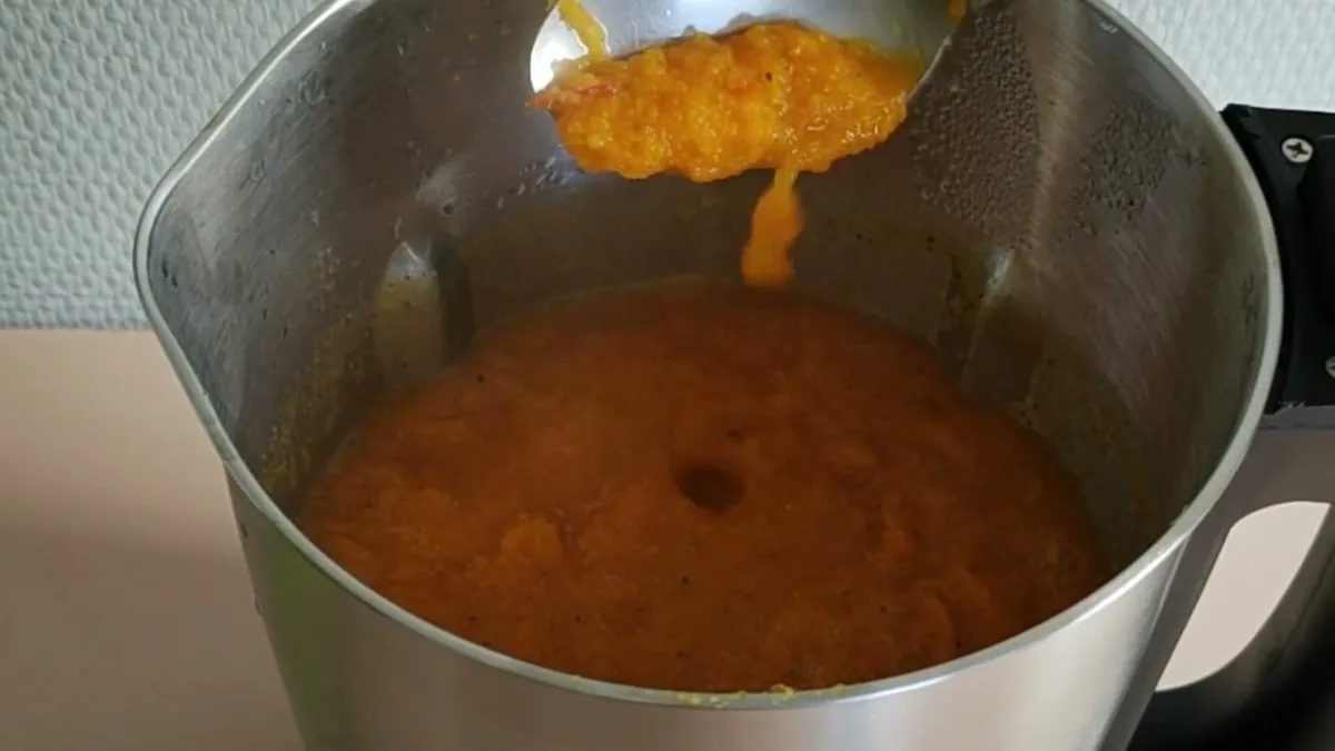 Velouté de carottes épais et granuleux dans le bol du Domo DO498BL après le programme Smooth