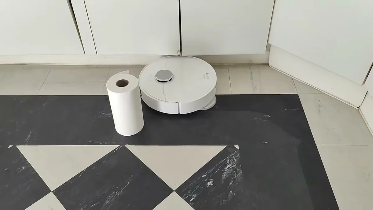Le Dreame L10 Prime contourne un rouleau d'essuie-tout posé sur son parcours