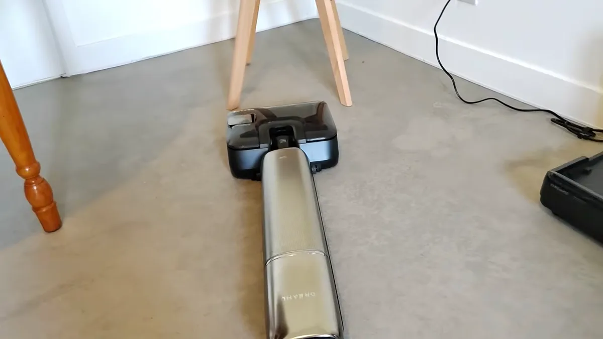Le Dreame T16 Pro Heat couché à plat à 180° pour passer sous une chaise