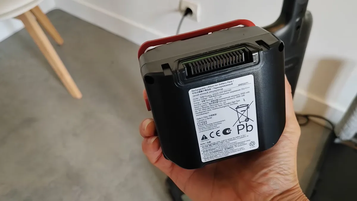 La batterie amovible de 5 000 mAh du Dreame T16 Pro Heat, retirée de l'appareil et tenue en main