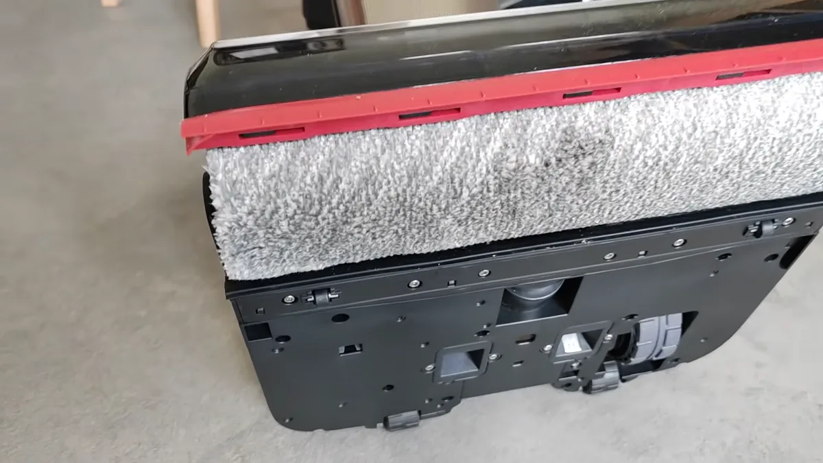 Le rouleau du Dreame T16 Pro Heat propre et sec après l'autonettoyage et le séchage à 95 °C