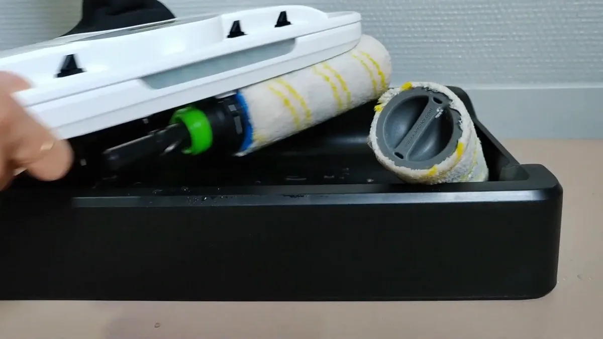 Retrait des rouleaux microfibres de la tête du Kärcher FC 8 après le cycle d'autonettoyage