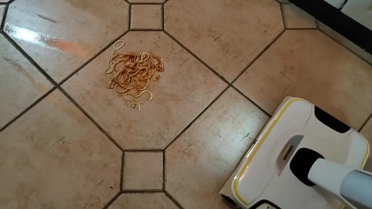 Un tas de spaghetti au sol avant le passage du Kärcher FC 8 en mode Boost