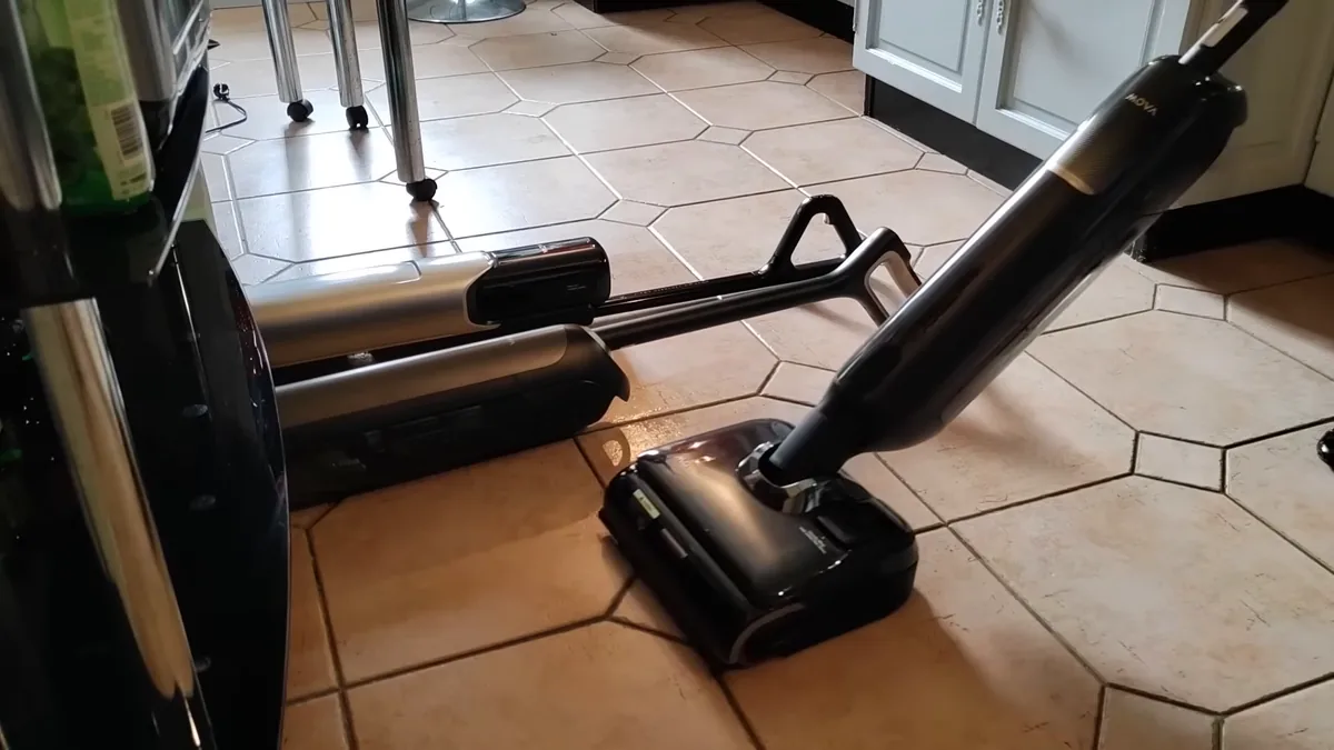 Le Mova M50 Ultra manche plié sous un meuble bas de cuisine, à côté du M10 et du X4 Pro couchés à plat