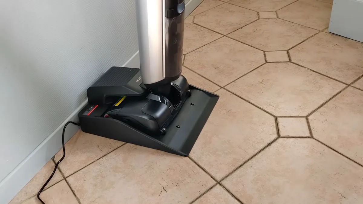 Le Mova X4 Pro poussé dans sa base de recharge inclinée, sans avoir à le soulever