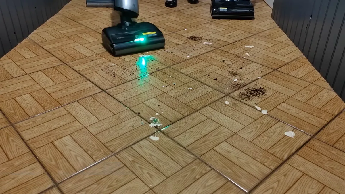 Le Mova X4 Pro et son faisceau LED vert face à un mélange de terre, de yaourt et de paillettes sur le sol